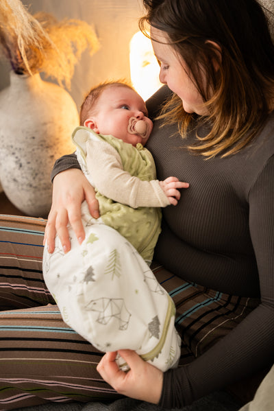 Baby i tyndesovepose fra LilleLumi ligger trygt i mors favn – LumiSack