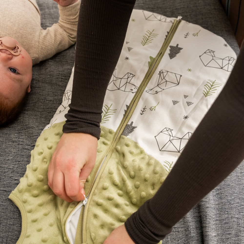 Tyngdesovepose fra LilleLumi lynes nemt på babyen – LumiSack i brug